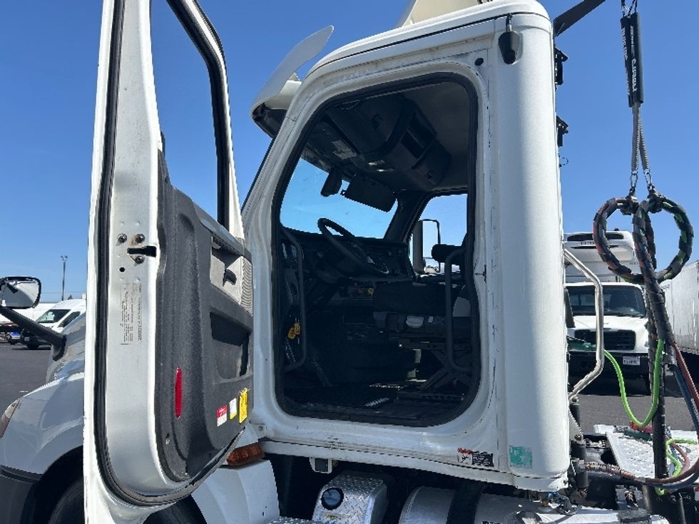 Day Cab Tractor-Heavy Duty Tractors-Freightliner-2020-T12664ST-Ceres-CA-593,450\n\t\tmiles-$ 32,750 - Image 9