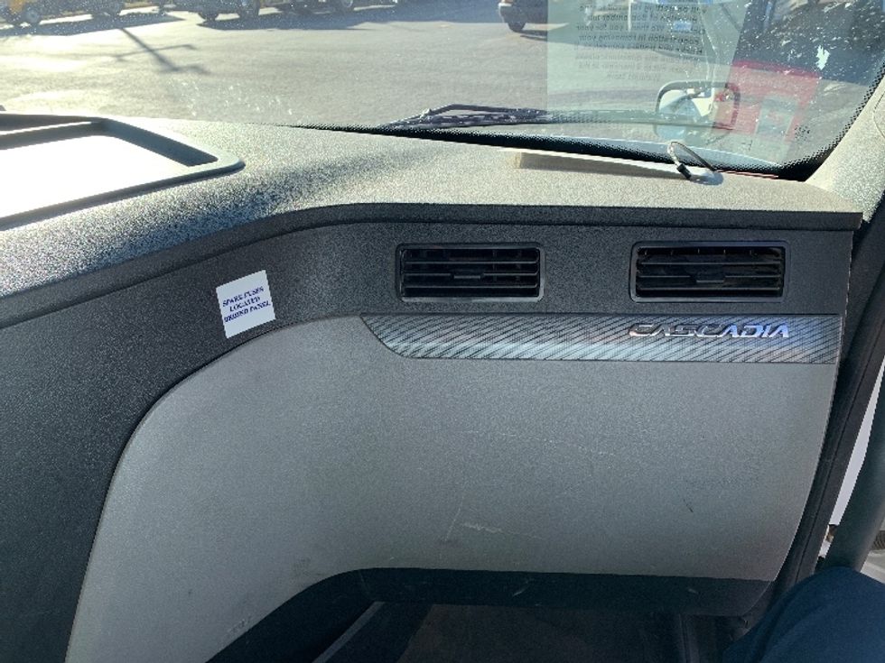 Day Cab Tractor-Heavy Duty Tractors-Freightliner-2020-T12664ST-Charlotte-NC-272,215\n\t\tmiles-$ 76,250 - Image 13