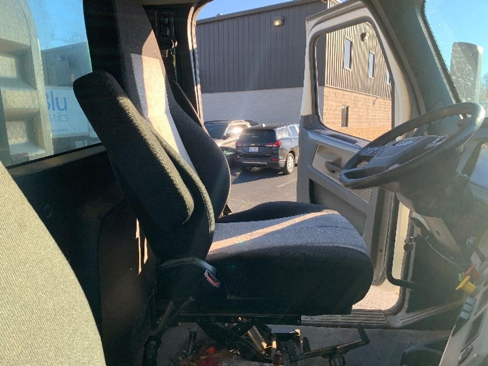 Day Cab Tractor-Heavy Duty Tractors-Freightliner-2020-T12664ST-Charlotte-NC-272,215\n\t\tmiles-$ 76,250 - Image 14