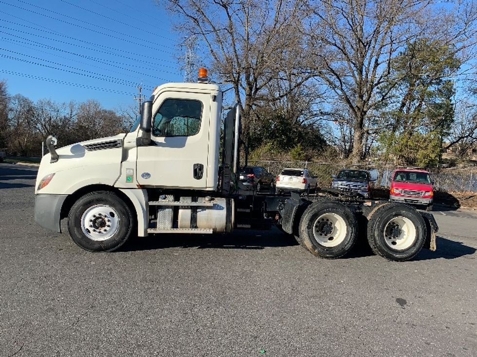 Day Cab Tractor-Heavy Duty Tractors-Freightliner-2020-T12664ST-Charlotte-NC-272,215\n\t\tmiles-$ 76,250 - Image 4