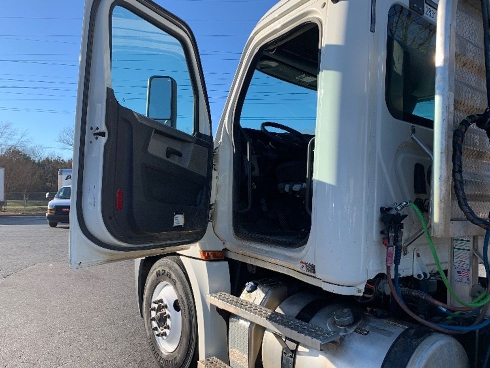 Day Cab Tractor-Heavy Duty Tractors-Freightliner-2020-T12664ST-Charlotte-NC-272,215\n\t\tmiles-$ 76,250 - Image 9