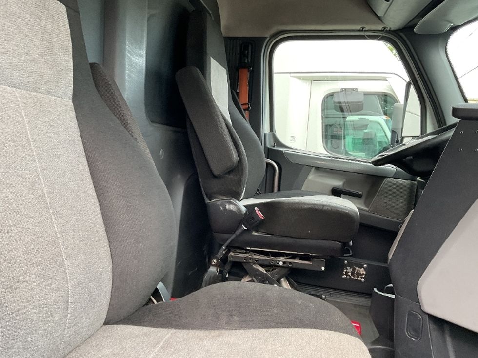 Day Cab Tractor-Heavy Duty Tractors-Freightliner-2020-T12664ST-Charlotte-NC-502,850\n\t\tmiles-$ 36,500 - Image 13