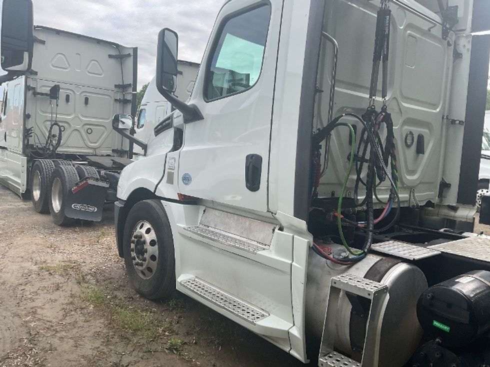 Day Cab Tractor-Heavy Duty Tractors-Freightliner-2020-T12664ST-Charlotte-NC-502,850\n\t\tmiles-$ 36,500 - Image 9