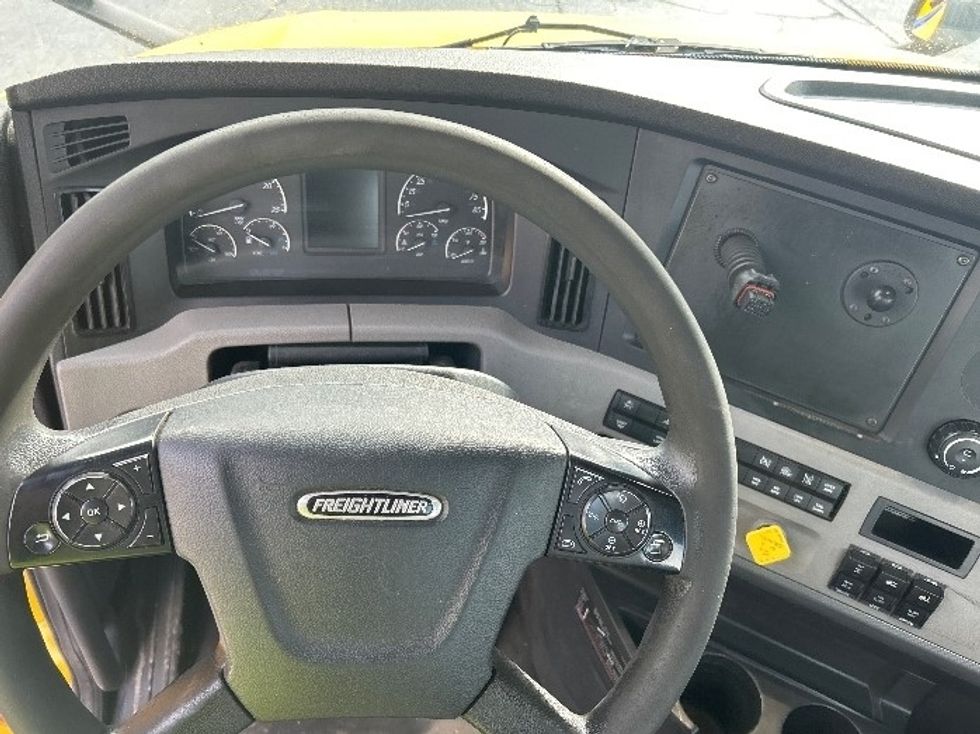 Day Cab Tractor-Heavy Duty Tractors-Freightliner-2020-T12664ST-Charlotte-NC-531,868\n\t\tmiles-$ 39,500 - Image 11