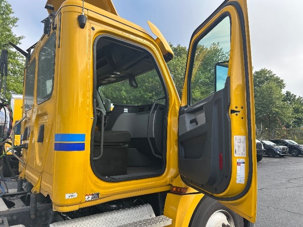 Day Cab Tractor-Heavy Duty Tractors-Freightliner-2020-T12664ST-Charlotte-NC-531,868\n\t\tmiles-$ 39,500 - Image 12