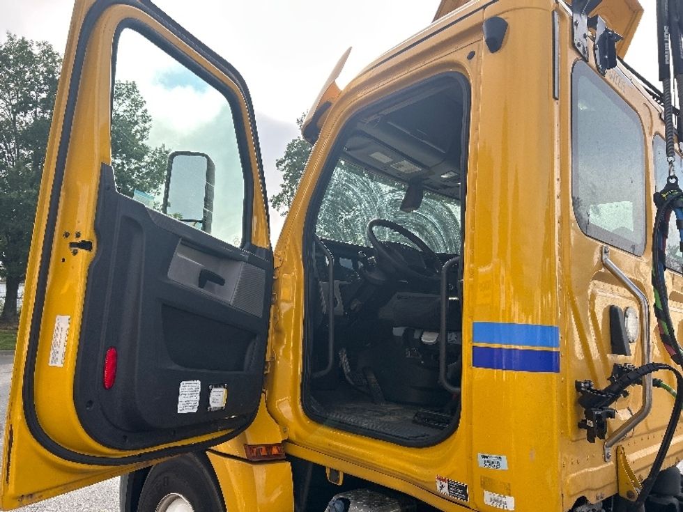 Day Cab Tractor-Heavy Duty Tractors-Freightliner-2020-T12664ST-Charlotte-NC-531,868\n\t\tmiles-$ 39,500 - Image 9