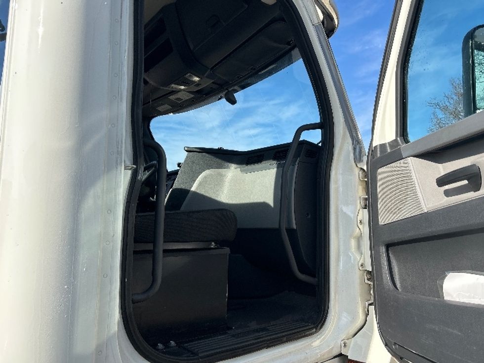 Day Cab Tractor-Heavy Duty Tractors-Freightliner-2020-T12664ST-Chattanooga-TN-416,628\n\t\tmiles-$ 51,250 - Image 12