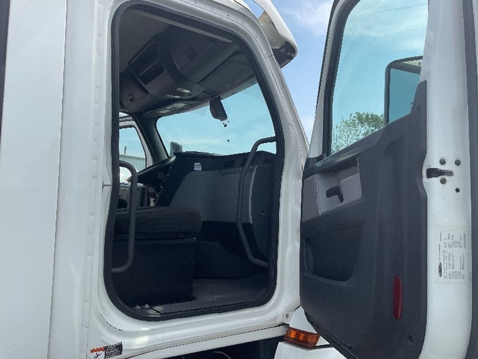 Day Cab Tractor-Heavy Duty Tractors-Freightliner-2020-T12664ST-Chattanooga-TN-441,433\n\t\tmiles-$ 52,250 - Image 12