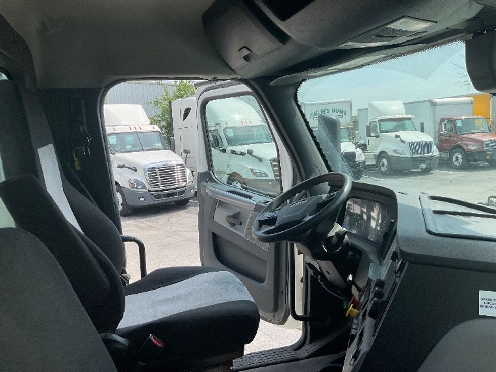 Day Cab Tractor-Heavy Duty Tractors-Freightliner-2020-T12664ST-Chattanooga-TN-441,433\n\t\tmiles-$ 52,250 - Image 14