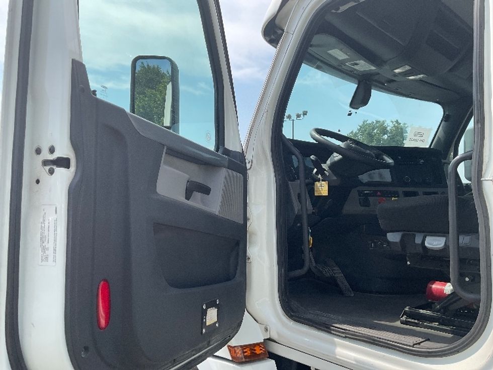 Day Cab Tractor-Heavy Duty Tractors-Freightliner-2020-T12664ST-Chattanooga-TN-441,433\n\t\tmiles-$ 52,250 - Image 9