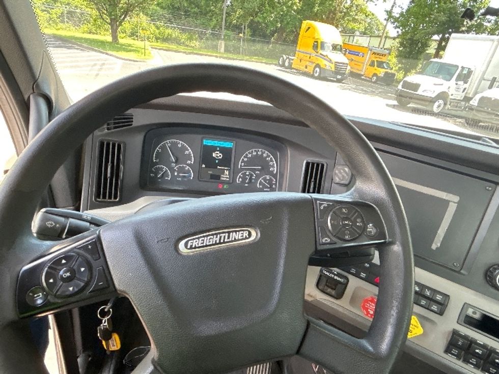 Day Cab Tractor-Heavy Duty Tractors-Freightliner-2020-T12664ST-Chattanooga-TN-470,178\n\t\tmiles-$ 49,500 - Image 11