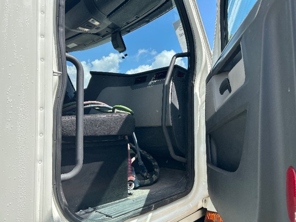 Day Cab Tractor-Heavy Duty Tractors-Freightliner-2020-T12664ST-Chattanooga-TN-470,178\n\t\tmiles-$ 49,500 - Image 12