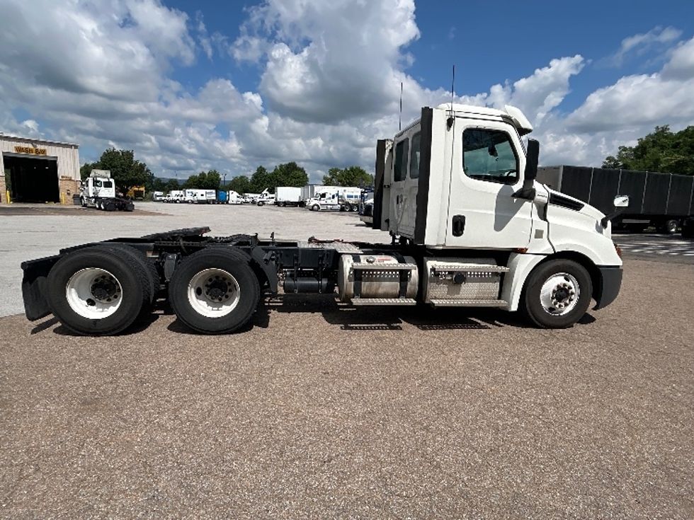 Day Cab Tractor-Heavy Duty Tractors-Freightliner-2020-T12664ST-Chattanooga-TN-470,178\n\t\tmiles-$ 49,500 - Image 8