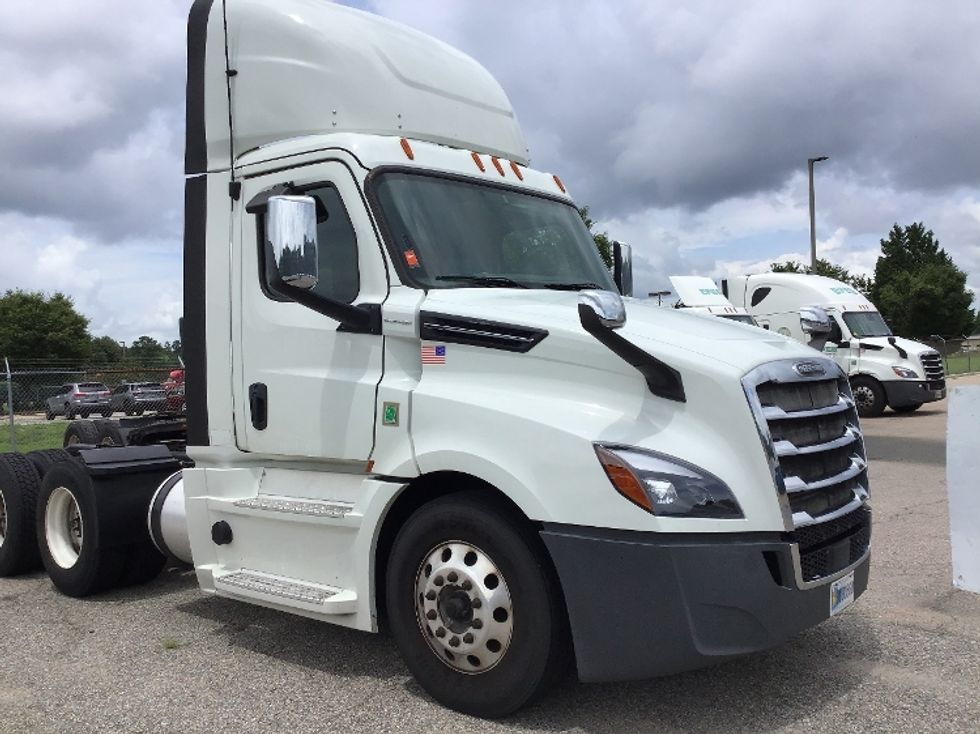Day Cab Tractor-Heavy Duty Tractors-Freightliner-2020-T12664ST-Chester-VA-256,239\n\t\tmiles-$ 53,500 - Image 1
