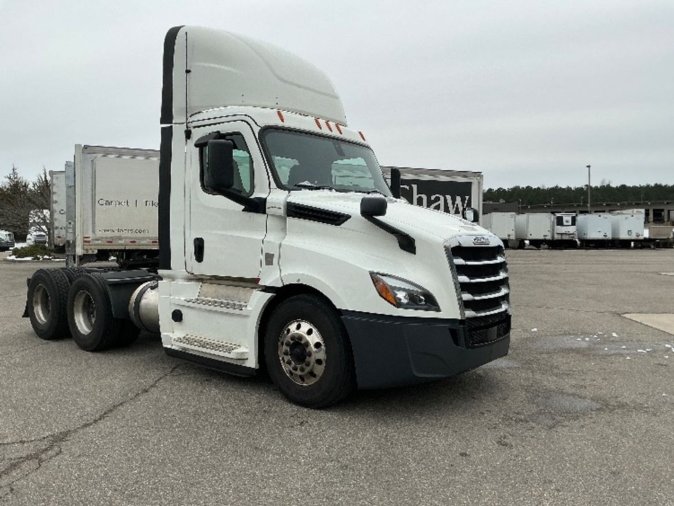 Day Cab Tractor-Heavy Duty Tractors-Freightliner-2020-T12664ST-Chester-VA-739,127\n\t\tmiles-$ 27,500 - Image 1