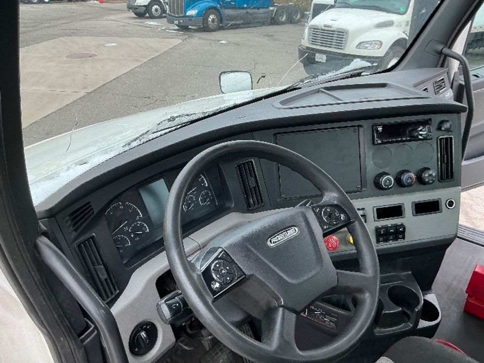 2020 Freightliner Cascadia 126" Day cab photo 10