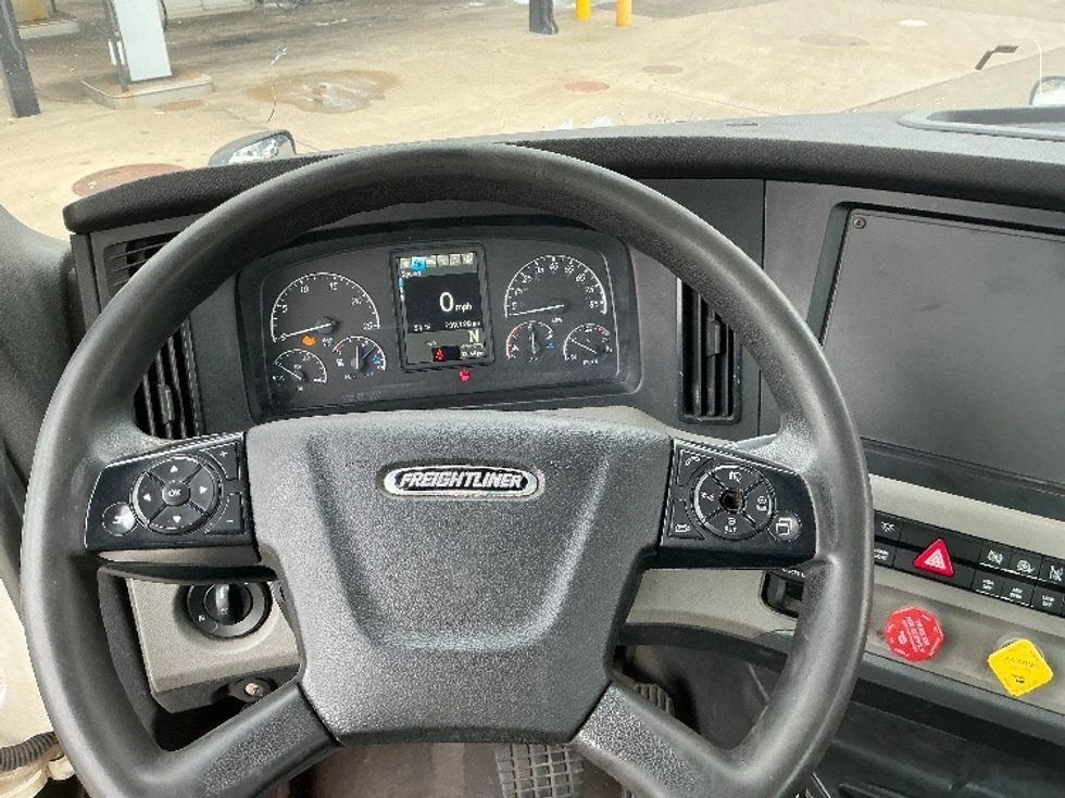 2020 Freightliner Cascadia 126" Day cab photo 11