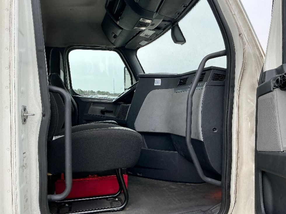 2020 Freightliner Cascadia 126" Day cab photo 12