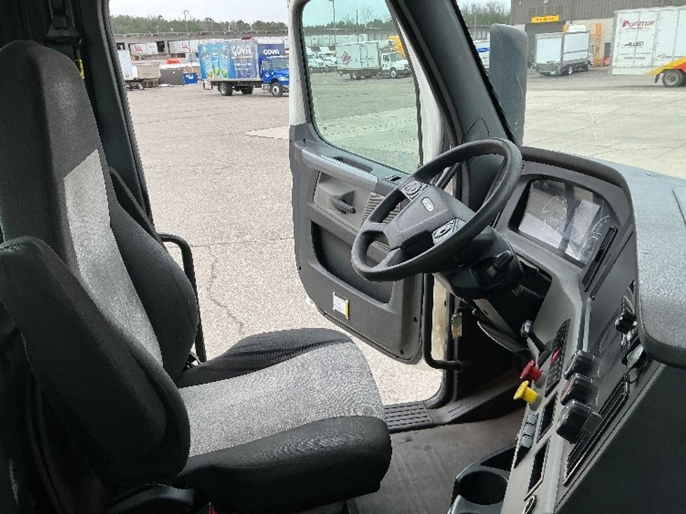2020 Freightliner Cascadia 126" Day cab photo 13