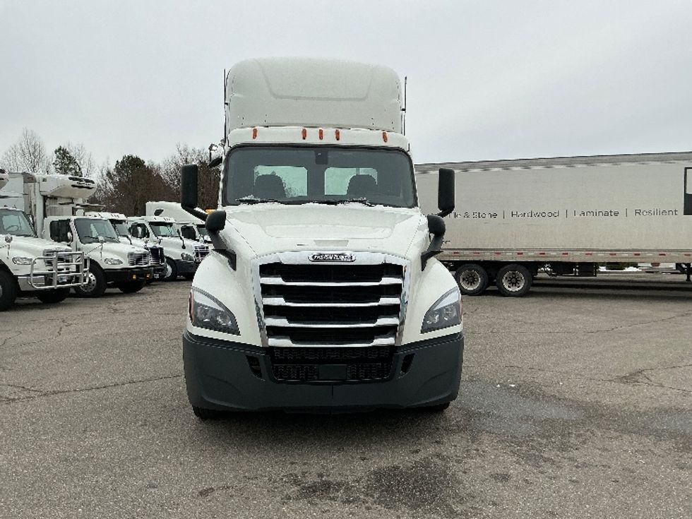 2020 Freightliner Cascadia 126" Day cab photo 2