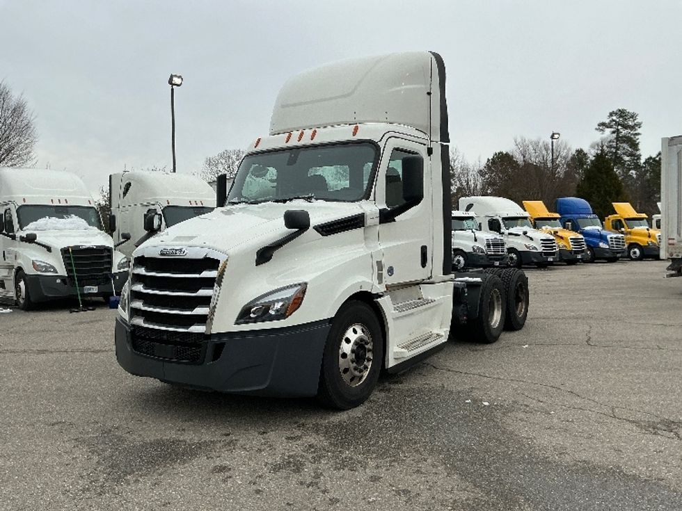 2020 Freightliner Cascadia 126" Day cab photo 3