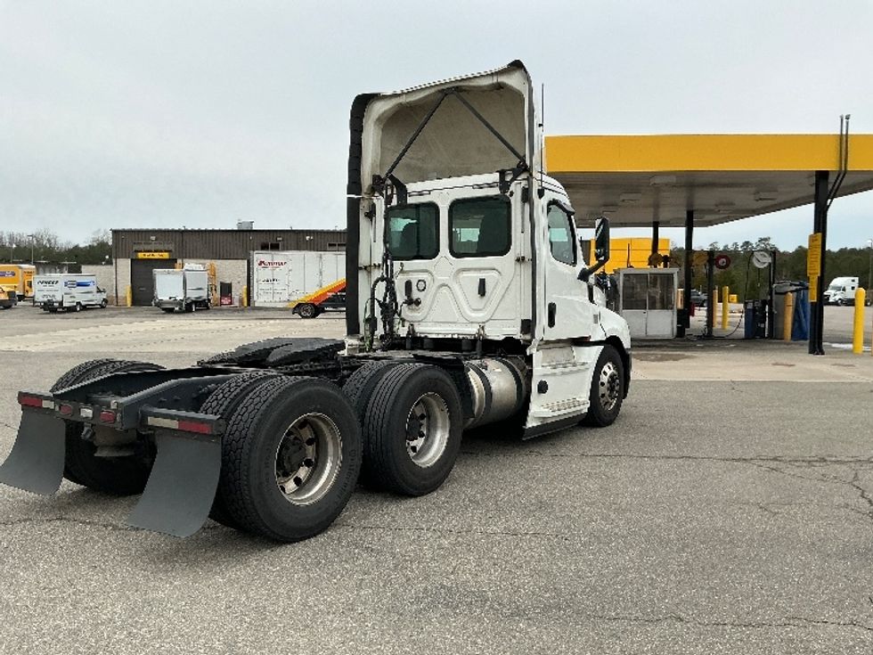 2020 Freightliner Cascadia 126" Day cab photo 7