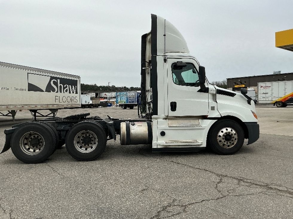 2020 Freightliner Cascadia 126" Day cab photo 8