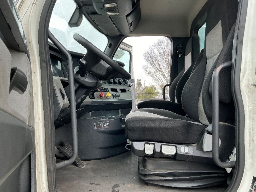 2020 Freightliner Cascadia 126" Day cab photo 9