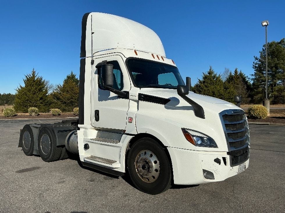 Day Cab Tractor-Heavy Duty Tractors-Freightliner-2020-T12664ST-Chester-VA-756,702\n\t\tmiles-$ 29,500 - Image 1