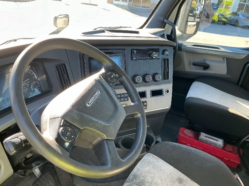Day Cab Tractor-Heavy Duty Tractors-Freightliner-2020-T12664ST-Chester-VA-756,702\n\t\tmiles-$ 29,500 - Image 10