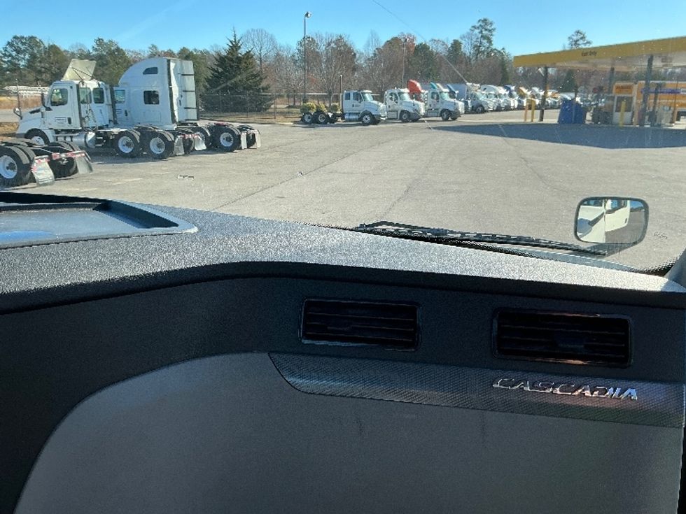 Day Cab Tractor-Heavy Duty Tractors-Freightliner-2020-T12664ST-Chester-VA-756,702\n\t\tmiles-$ 29,500 - Image 13