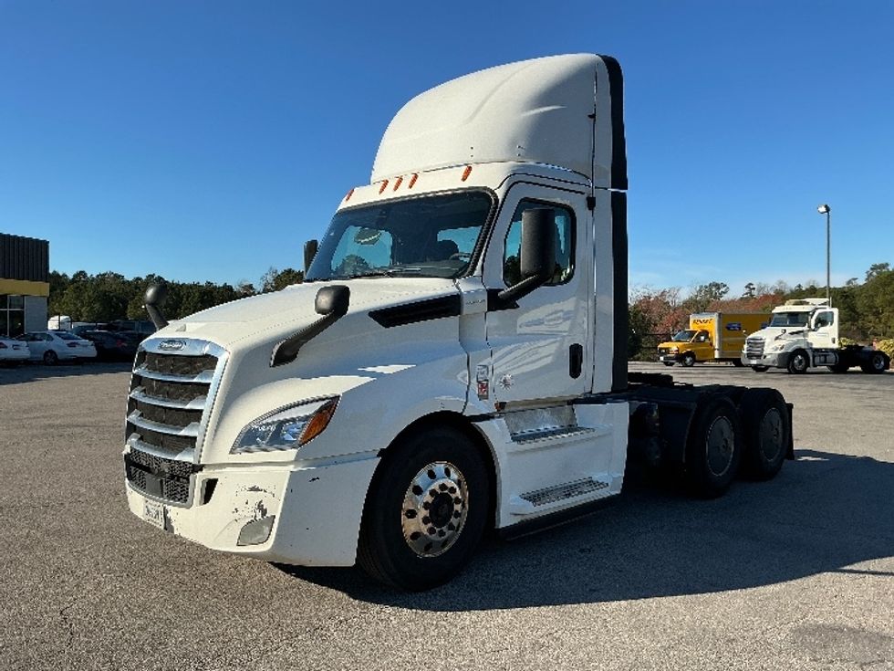 Day Cab Tractor-Heavy Duty Tractors-Freightliner-2020-T12664ST-Chester-VA-756,702\n\t\tmiles-$ 29,500 - Image 3