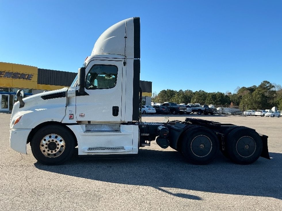 Day Cab Tractor-Heavy Duty Tractors-Freightliner-2020-T12664ST-Chester-VA-756,702\n\t\tmiles-$ 29,500 - Image 4