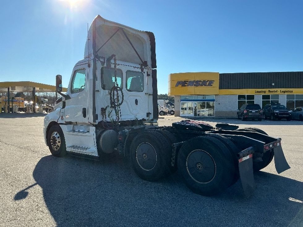 Day Cab Tractor-Heavy Duty Tractors-Freightliner-2020-T12664ST-Chester-VA-756,702\n\t\tmiles-$ 29,500 - Image 5