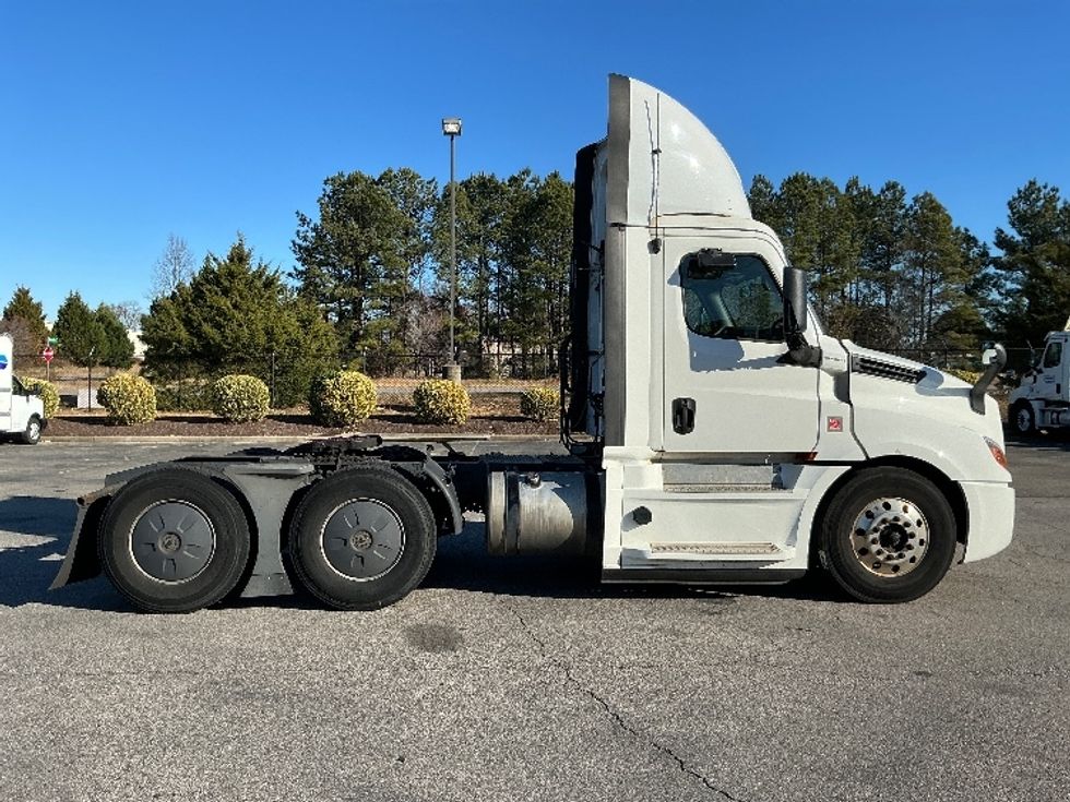 Day Cab Tractor-Heavy Duty Tractors-Freightliner-2020-T12664ST-Chester-VA-756,702\n\t\tmiles-$ 29,500 - Image 8