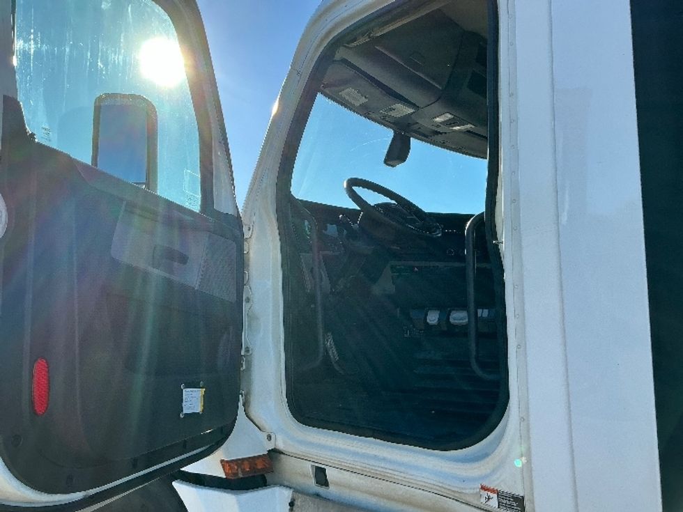 Day Cab Tractor-Heavy Duty Tractors-Freightliner-2020-T12664ST-Chester-VA-756,702\n\t\tmiles-$ 29,500 - Image 9