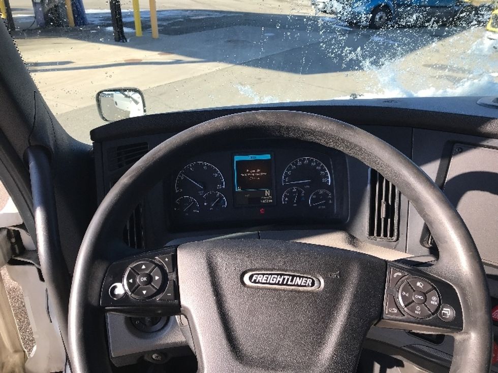 Day Cab Tractor-Heavy Duty Tractors-Freightliner-2020-T12664ST-Chester-VA-831,233\n\t\tmiles-$ 27,500 - Image 11