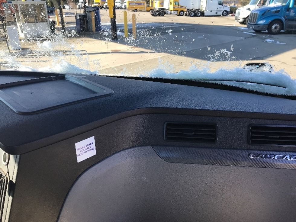 Day Cab Tractor-Heavy Duty Tractors-Freightliner-2020-T12664ST-Chester-VA-831,233\n\t\tmiles-$ 27,500 - Image 13