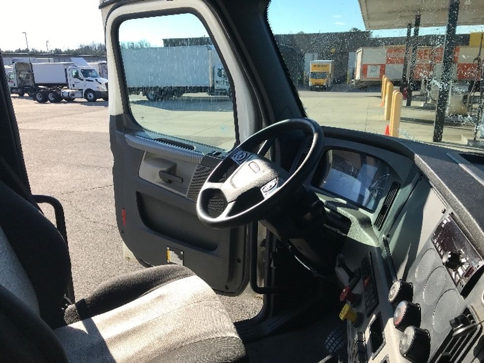 Day Cab Tractor-Heavy Duty Tractors-Freightliner-2020-T12664ST-Chester-VA-831,233\n\t\tmiles-$ 27,500 - Image 14