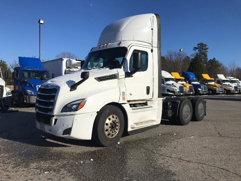 Day Cab Tractor-Heavy Duty Tractors-Freightliner-2020-T12664ST-Chester-VA-831,233\n\t\tmiles-$ 27,500 - Image 3