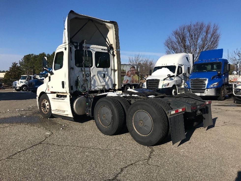 Day Cab Tractor-Heavy Duty Tractors-Freightliner-2020-T12664ST-Chester-VA-831,233\n\t\tmiles-$ 27,500 - Image 5