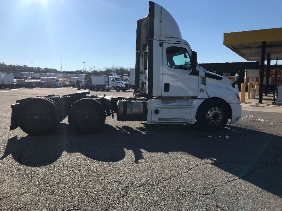 Day Cab Tractor-Heavy Duty Tractors-Freightliner-2020-T12664ST-Chester-VA-831,233\n\t\tmiles-$ 27,500 - Image 8