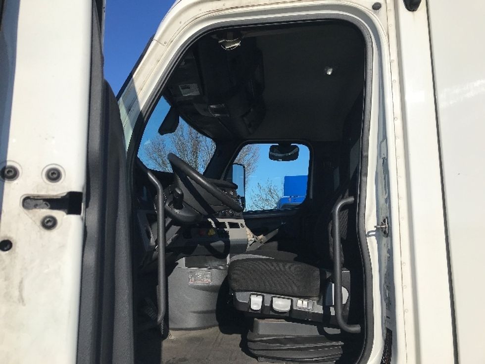 Day Cab Tractor-Heavy Duty Tractors-Freightliner-2020-T12664ST-Chester-VA-831,233\n\t\tmiles-$ 27,500 - Image 9