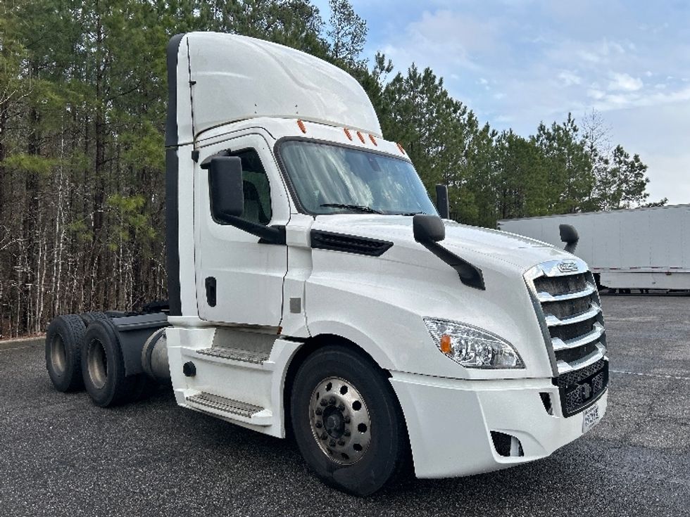 Day Cab Tractor-Heavy Duty Tractors-Freightliner-2020-T12664ST-Chester-VA-872,469\n\t\tmiles-$ 28,500 - Image 1