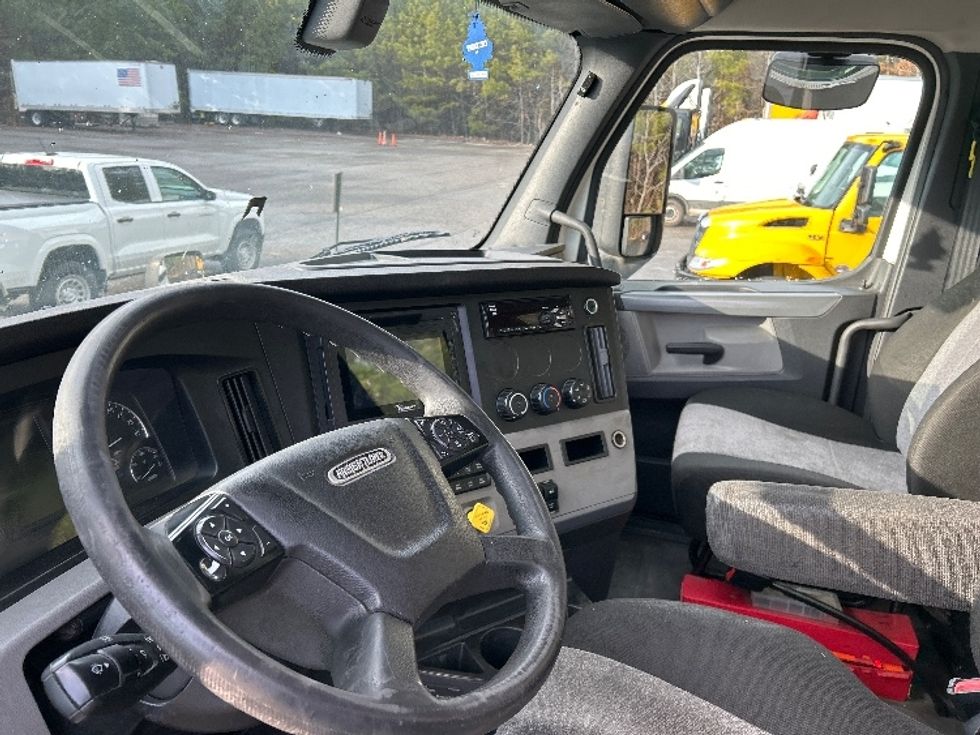 Day Cab Tractor-Heavy Duty Tractors-Freightliner-2020-T12664ST-Chester-VA-872,469\n\t\tmiles-$ 28,500 - Image 10
