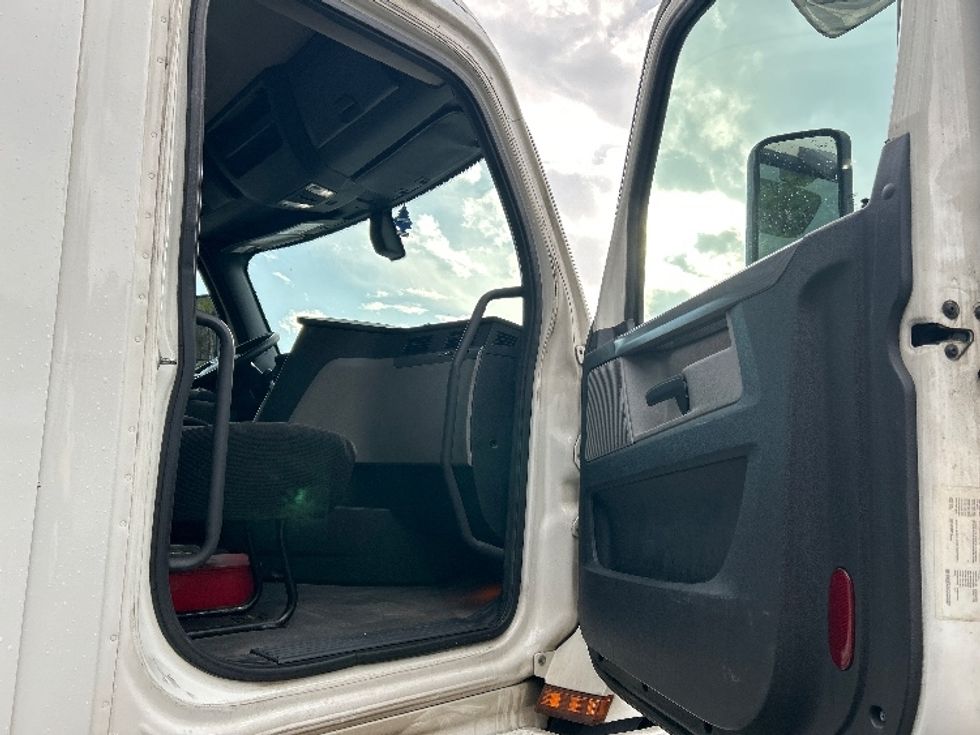 Day Cab Tractor-Heavy Duty Tractors-Freightliner-2020-T12664ST-Chester-VA-872,469\n\t\tmiles-$ 28,500 - Image 12