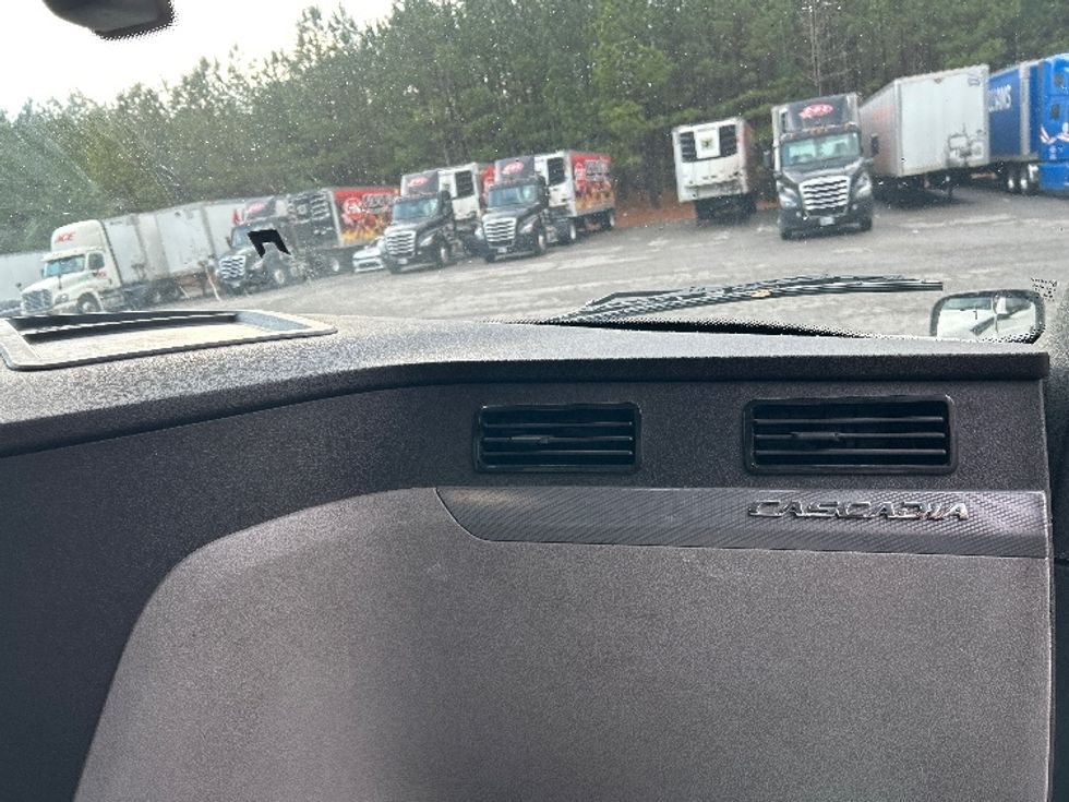 Day Cab Tractor-Heavy Duty Tractors-Freightliner-2020-T12664ST-Chester-VA-872,469\n\t\tmiles-$ 28,500 - Image 13