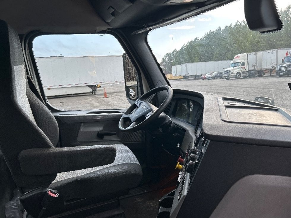 Day Cab Tractor-Heavy Duty Tractors-Freightliner-2020-T12664ST-Chester-VA-872,469\n\t\tmiles-$ 28,500 - Image 14