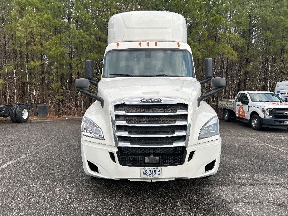 2020 Freightliner Cascadia 126" Day cab photo 2