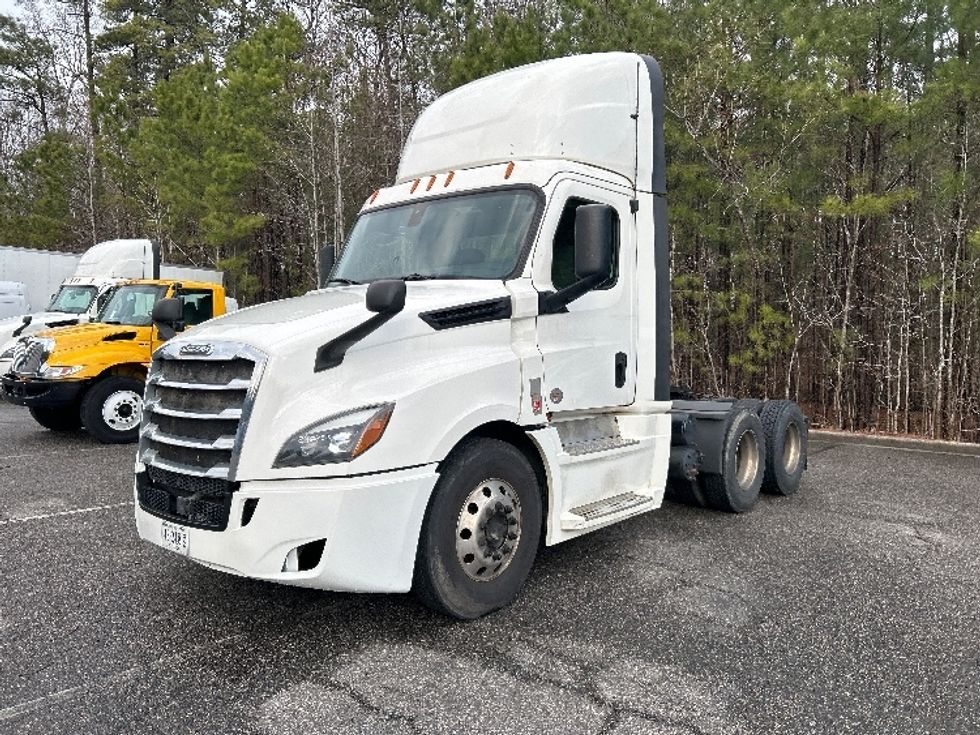 2020 Freightliner Cascadia 126" Day cab photo 3